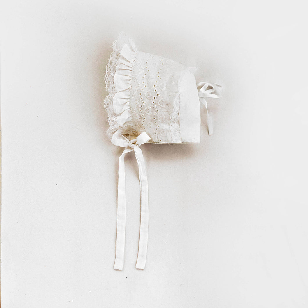 Huggalugs - Girls White Ribbon Bonnet Baby: 0-3 Months